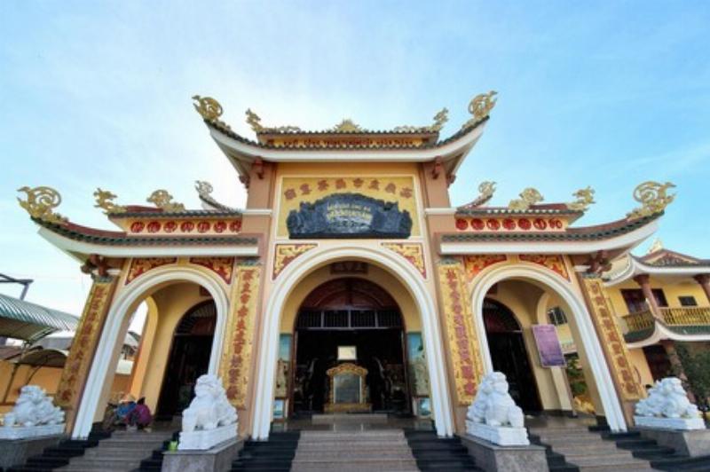 Ba chu cho cung nhau an uong trong san vuon
