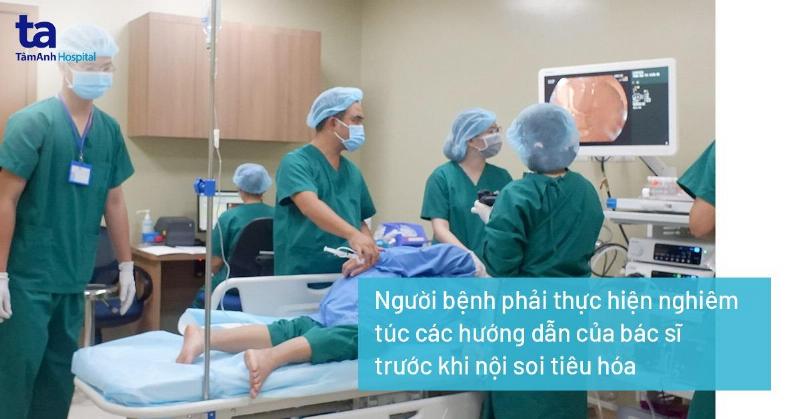 Hinh anh nguoi chu dang cho cho uong nuoc tu tu sau khi bi non