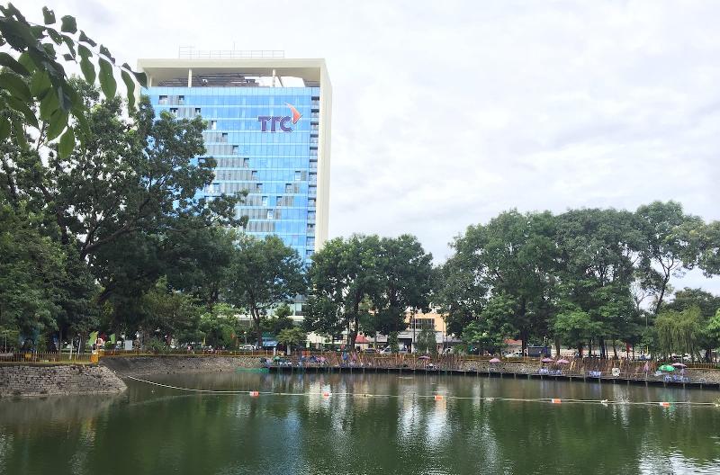 Chu cho chay bo vui ve trong cong vien xanh