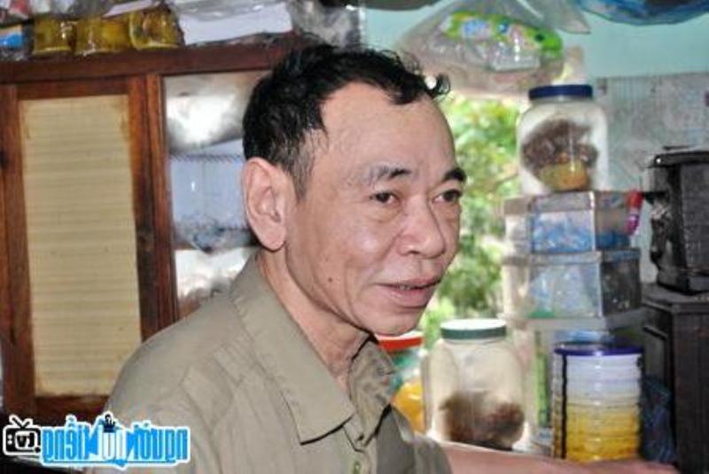 Mot chu meo dang duoc chu nhan au yem va vuot ve bo long muot ma cua no