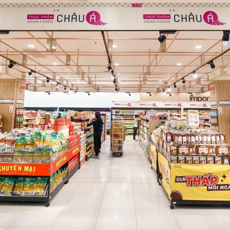 Hình ảnh một kệ hàng trưng bày các loại thuốc và sản phẩm chăm sóc sức khỏe cho thú cưng trong một cửa hàng hoặc phòng khám thú y sạch sẽ, thể hiện sự đa dạng và uy tín của nơi bán thuốc xổ giun cho chó.