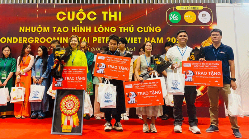 Các sản phẩm đồ cào móng mèo được trưng bày tại cửa hàng thú cưng