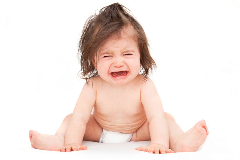 Hình ảnh một người chủ đang dọn dẹp phân chó trong sân chơi, nhấn mạnh tầm quan trọng của vệ sinh môi trường trong việc phòng ngừa giun sán và giảm nhu cầu sử dụng thuốc xổ giun cho chó quá mức.