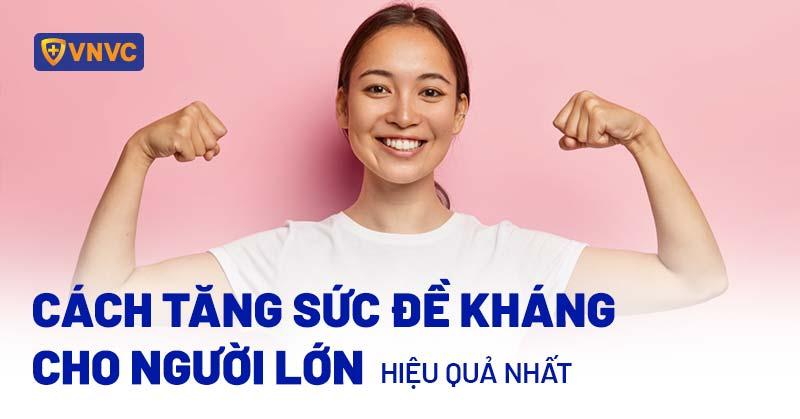 Hình ảnh mèo con đang uống nước từ bát nhỏ, nhấn mạnh tầm quan trọng của việc cung cấp đủ nước song song với thức ăn.
