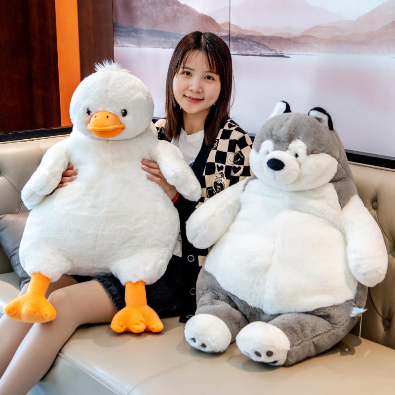 Chó ngáo chơi với bóng