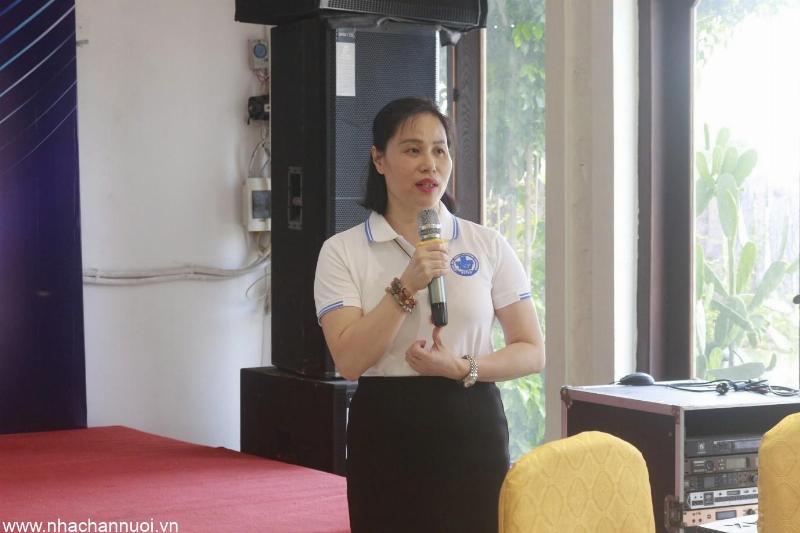 Một bác sĩ thú y đang tư vấn cho chủ nuôi về chế độ dinh dưỡng phù hợp cho mèo cưng, nhấn mạnh tầm quan trọng của thức ăn chuyên biệt và những gì mèo ăn được không.