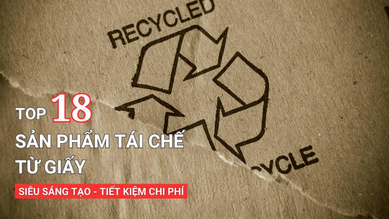 Một chiếc bàn cào móng tự làm bằng giấy carton xếp chồng, hình dáng lượn sóng, đặt trên sàn gỗ