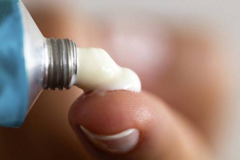 Hình ảnh nhiều tuýp/chai gel dinh dưỡng cho chó khác nhau được bày trí trên kệ, thể hiện sự đa dạng của các sản phẩm gel dinh dưỡng cho chó trên thị trường
