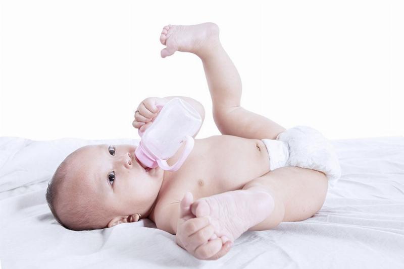 Hình ảnh chó con dễ thương đang bú sữa mẹ hoặc sữa công thức chuyên biệt, nhấn mạnh sự phù hợp của nguồn sữa này, trái ngược với sữa bò