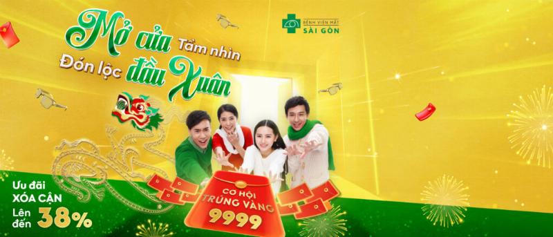 Hình ảnh một chú chó đang nằm nghỉ, trông yếu mệt nhưng được chủ vuốt ve, thể hiện quá trình chăm sóc và phục hồi sức khỏe có sử dụng gel dinh dưỡng cho chó