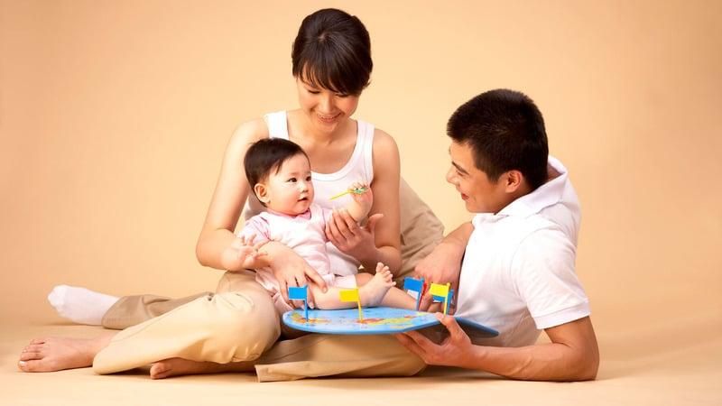 Hình ảnh mèo con đáng yêu đang lớn lên với đôi mắt trong sáng và răng sữa nhỏ xíu, minh họa các giai đoạn phát triển ban đầu của mèo