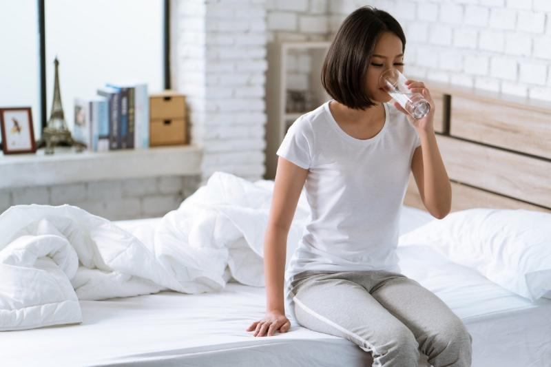Một chú mèo ngồi co ro, biểu hiện đau bụng hoặc khó chịu sau khi ăn nhầm thức ăn không phù hợp, minh họa rủi ro tiêu hóa khi mèo ăn mít được không.
