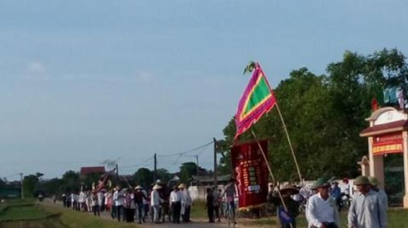 Hình ảnh một chú mèo từng ốm yếu, giờ trông khỏe khoắn hơn, mắt sáng, dáng vẻ phục hồi tốt, đang vui vẻ chơi đùa