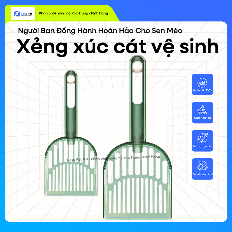Người chủ đang xúc dọn phân và vón cục trong chậu cát mèo bằng xẻng, minh họa việc vệ sinh hàng ngày.