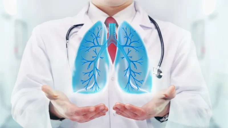 Hình ảnh bác sĩ thú y đang khám cho một chú chó bị ho, sử dụng ống nghe để kiểm tra tim và phổi