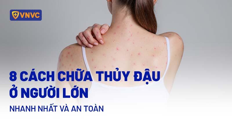 Hinh anh mot bac si thu y dang nhe nhang so nan vung bung cua meo de kiem tra tinh trang bi tieu