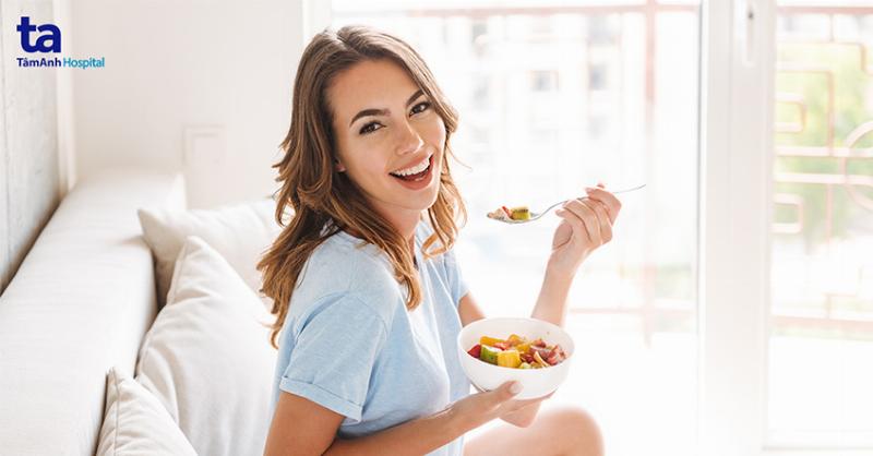 Chó mang thai được cho ăn thức ăn giàu dinh dưỡng từ bát, minh họa việc chăm sóc dinh dưỡng trong thời kỳ mang thai