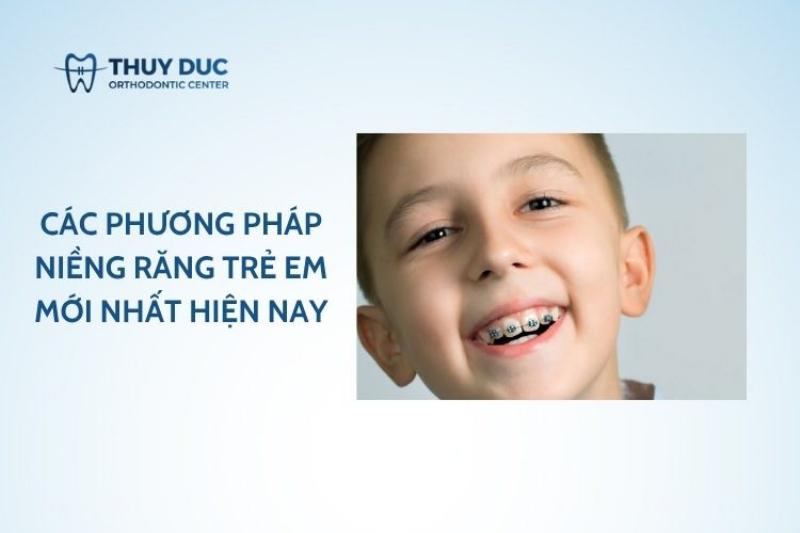 Hinh anh cho con dang an hat chuyen dung cho tuoi dang lon voi khay rieng