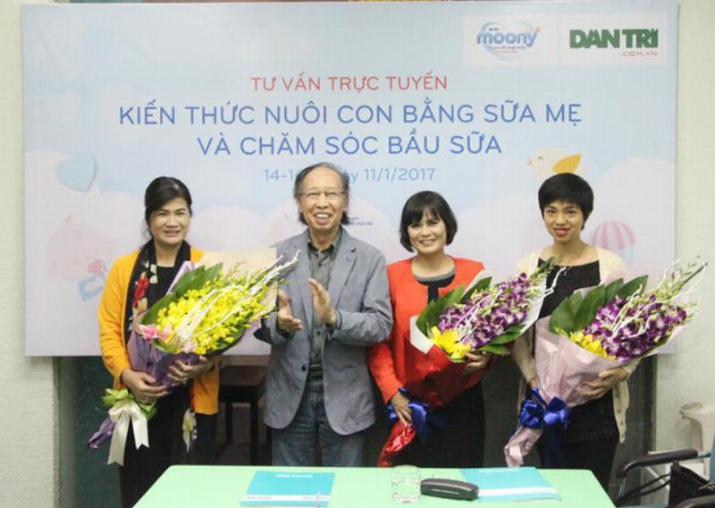 Một chú chó con nhỏ xíu đang ngậm bình sữa chuyên dụng, mắt lim dim bú ngon lành trong vòng tay người chăm sóc, cho thấy cảnh nuôi bộ thành công