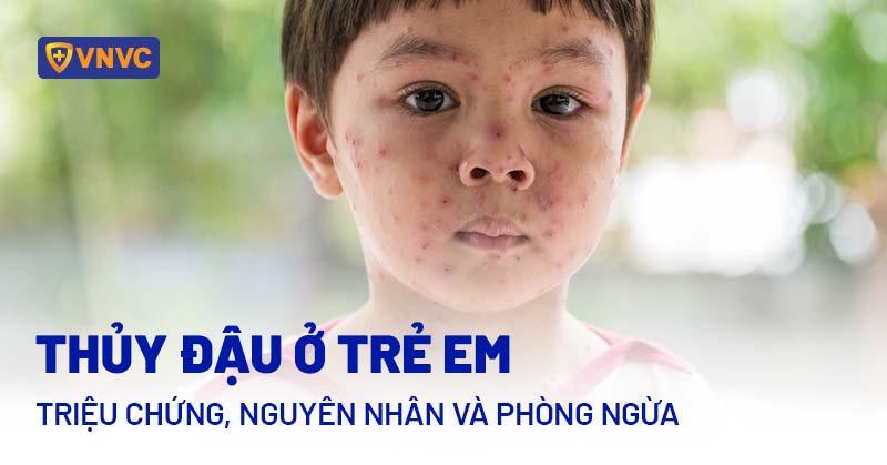 Chó con đang ngủ, cơ thể nhỏ bé và hệ miễn dịch còn non nớt, chưa sẵn sàng để tắm bằng nước