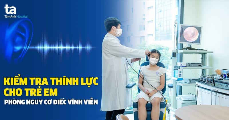 Hình ảnh bác sĩ thú y đang khám cho một chú mèo, nhấn mạnh tầm quan trọng của việc chẩn đoán sớm