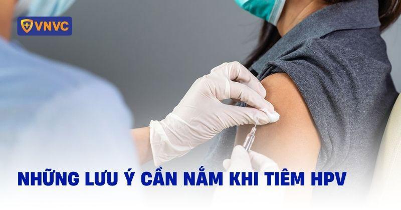 Hình ảnh một chú chó con đang nằm nghỉ ngơi thoải mái trong ổ sau khi tiêm phòng, thể hiện sự chăm sóc và theo dõi cần thiết theo lịch tiêm cho chó con